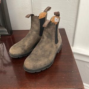 Women’s size 8 Blundstones